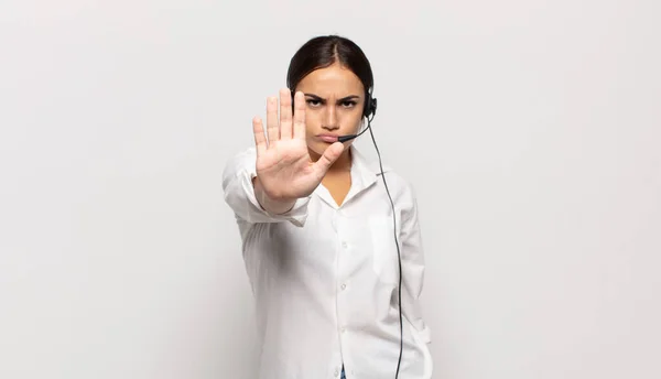 Jonge Spaanse Vrouw Zoek Serieus Streng Ontevreden Boos Tonen Open — Stockfoto