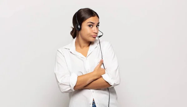 Jonge Spaanse Vrouw Shrugging Zich Verward Onzeker Voelen Twijfelen Met — Stockfoto