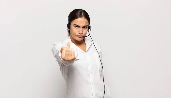 若いヒスパニック系の女性は怒り いらいらし 反抗的で攻撃的で 中指を裏返し 反撃して — ストック写真