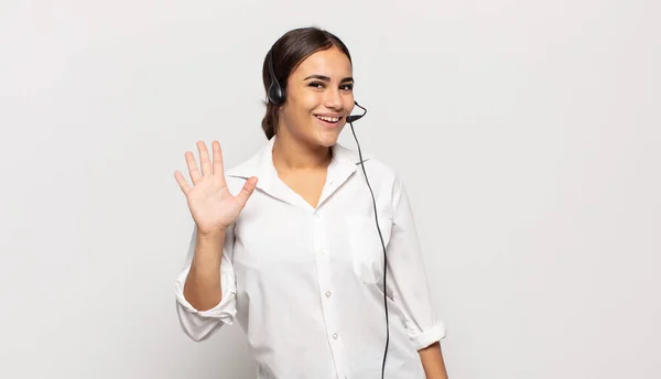 Jovem Hispânico Mulher Sorrindo Feliz Alegremente Acenando Mão Acolhendo Cumprimentando — Fotografia de Stock