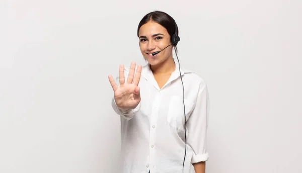 Jovem Hispânico Mulher Sorrindo Olhando Amigável Mostrando Número Quatro Quarto — Fotografia de Stock