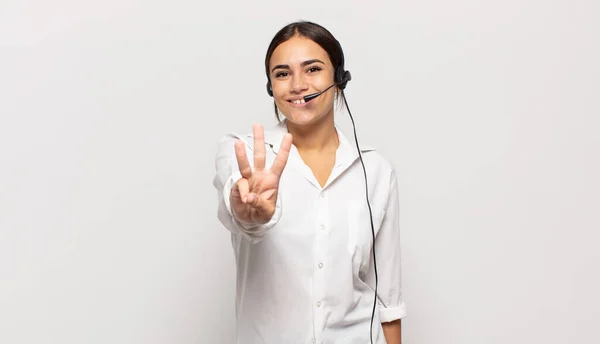 Jonge Spaanse Vrouw Glimlachend Zoek Vriendelijk Tonen Nummer Drie Derde — Stockfoto