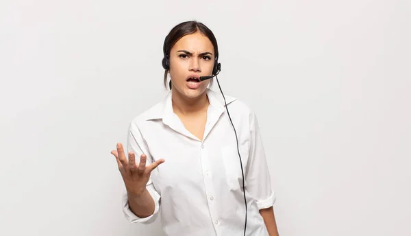 Joven Mujer Hispana Mirando Enojado Molesto Frustrado Gritando Wtf Que — Foto de Stock