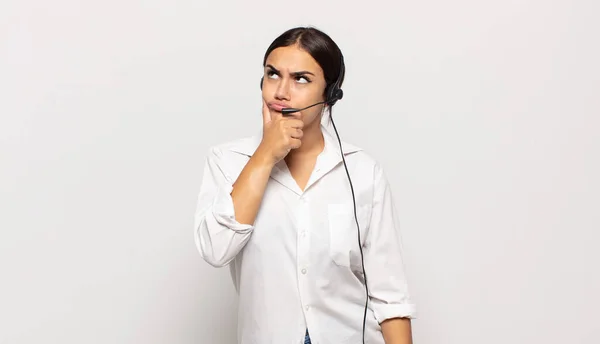 Jonge Spaanse Vrouw Denken Gevoel Twijfelachtig Verward Met Verschillende Opties — Stockfoto