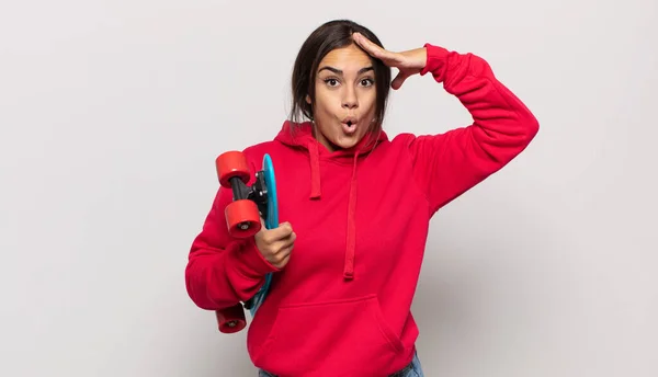 Jovem Hispânico Mulher Olhando Feliz Surpreso Surpreso Sorrindo Percebendo Incrível — Fotografia de Stock