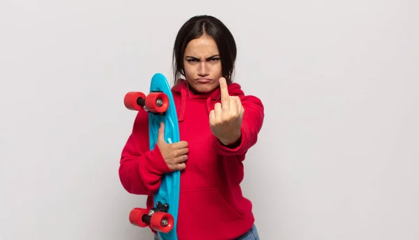 Junge Hispanische Frau Die Wütend Genervt Rebellisch Und Aggressiv Ist — Stockfoto