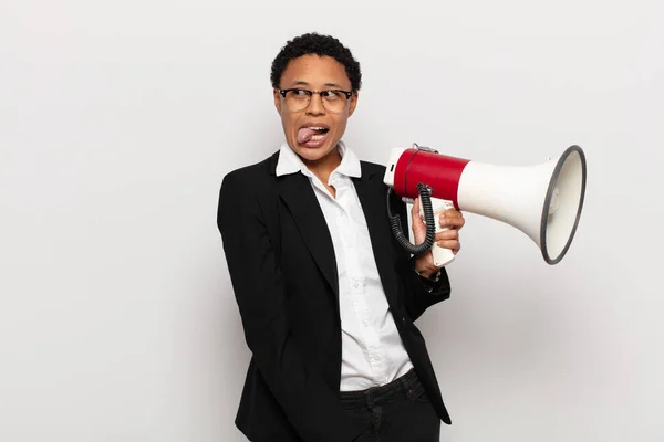 Ung Svart Afro Kvinna Med Glad Sorglös Upprorisk Attityd Skämta — Stockfoto