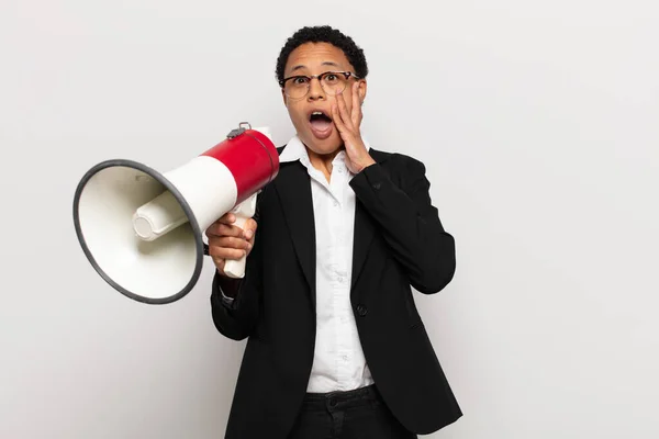 Ung Svart Afro Kvinna Känsla Chockad Och Rädd Ser Skräckslagen — Stockfoto