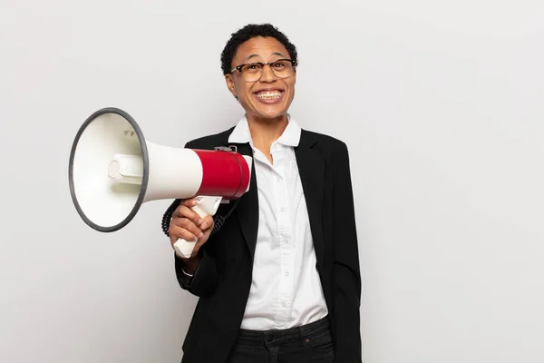 Ung Svart Afro Kvinna Ser Glad Och Positivt Överraskad Upphetsad — Stockfoto