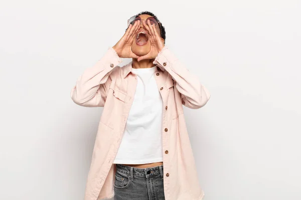 Mladá Černoška Afro Žena Pocit Štěstí Vzrušení Pozitivní Dává Velký — Stock fotografie