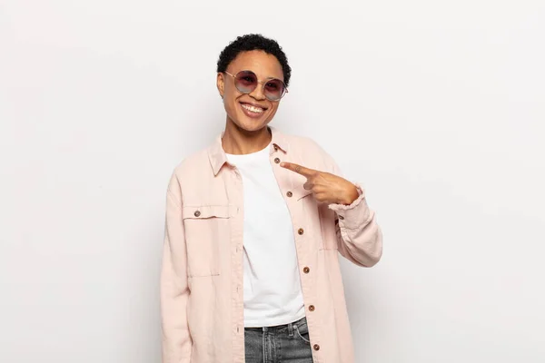 Jovem Negra Afro Mulher Sorrindo Alegremente Sentindo Feliz Apontando Para — Fotografia de Stock