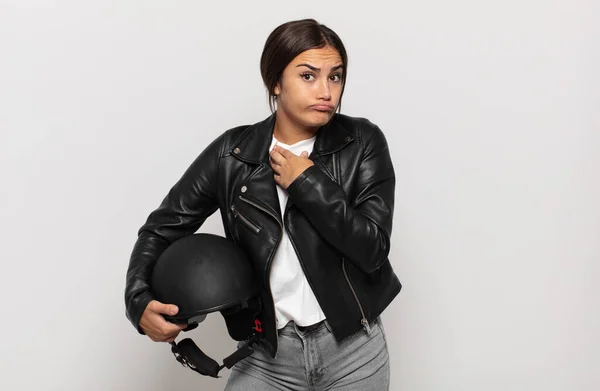 Young Hispanic Woman Shrugging Feeling Confused Uncertain Doubting Arms Crossed — Stock Photo, Image