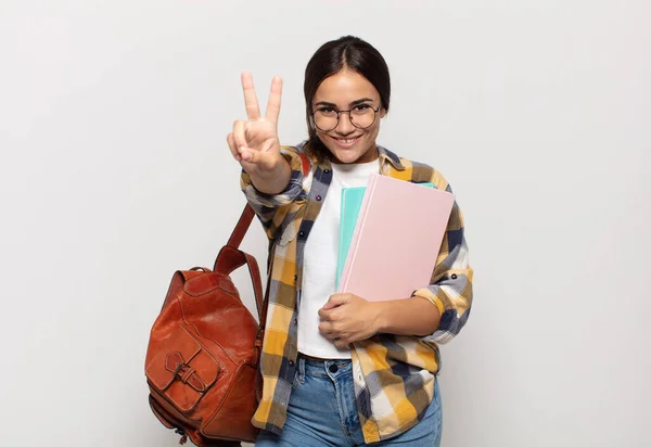 Jovem Hispânico Mulher Sorrindo Olhando Feliz Despreocupado Positivo Gesticulando Vitória — Fotografia de Stock