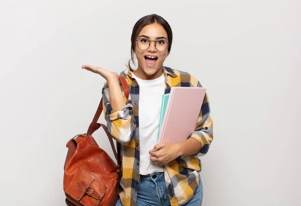 Jovem Hispânica Sentindo Feliz Animado Surpreso Chocado Sorrindo Surpreso Com — Fotografia de Stock