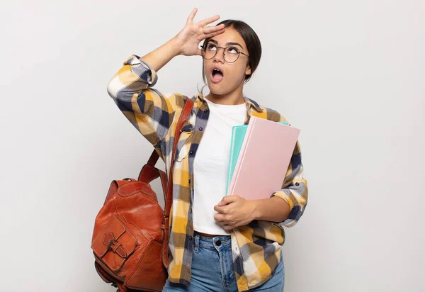 Jovem Hispânico Mulher Olhando Feliz Surpreso Surpreso Sorrindo Percebendo Incrível — Fotografia de Stock