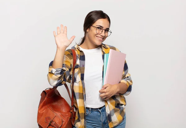 Jovem Hispânico Mulher Sorrindo Feliz Alegremente Acenando Mão Acolhendo Cumprimentando — Fotografia de Stock