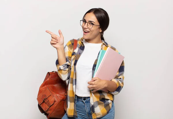 Jovem Hispânico Mulher Olhando Animado Surpreso Apontando Para Lado Para — Fotografia de Stock