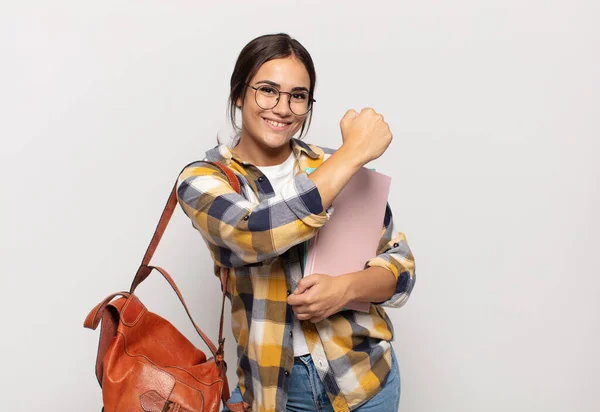 Jovem Hispânica Sentindo Feliz Positiva Bem Sucedida Motivada Diante Desafio — Fotografia de Stock