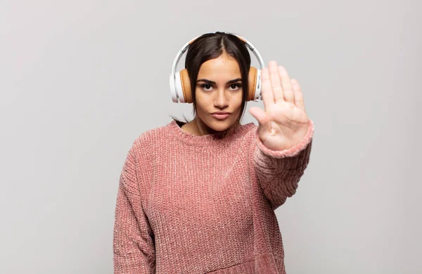 Joven Mujer Hispana Mirando Serio Severo Disgustado Enojado Mostrando Palma — Foto de Stock