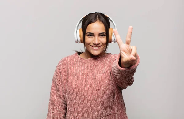 Joven Mujer Hispana Sonriendo Luciendo Feliz Despreocupada Positiva Haciendo Gestos — Foto de Stock