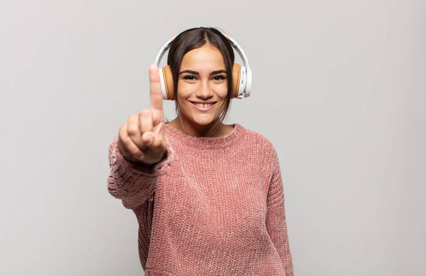 Joven Mujer Hispana Sonriendo Buscando Amigable Mostrando Número Uno Primero —  Fotos de Stock