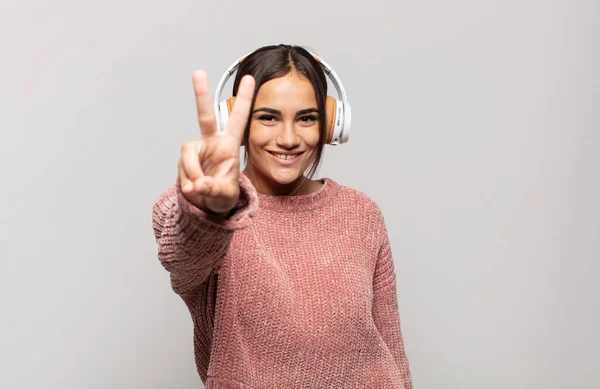 Νεαρή Ισπανίδα Γυναίκα Χαμογελά Και Δείχνει Φιλική Δείχνοντας Νούμερο Δύο — Φωτογραφία Αρχείου