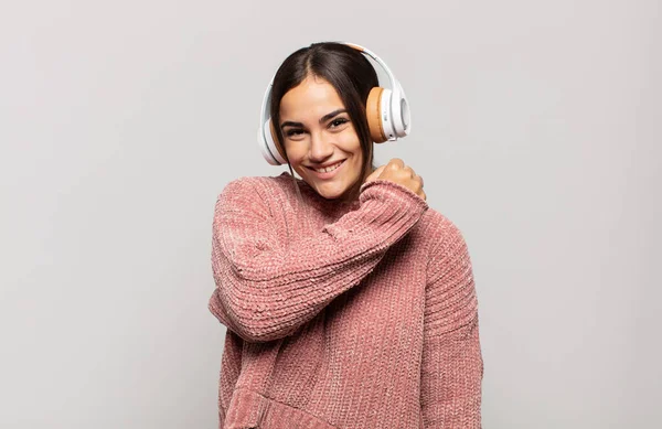 Joven Mujer Hispana Sintiéndose Feliz Positiva Exitosa Motivada Cuando Enfrenta —  Fotos de Stock