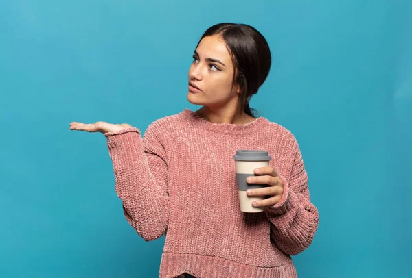 Junge Hispanische Frau Lächelt Fröhlich Fühlt Sich Glücklich Und Zeigt — Stockfoto