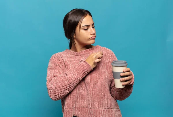 Junge Hispanische Frau Sieht Arrogant Erfolgreich Positiv Und Stolz Aus — Stockfoto