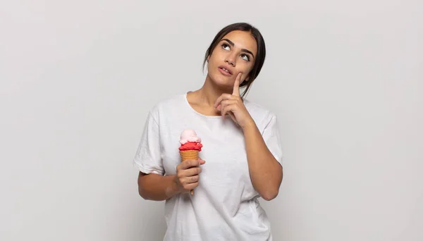 Jonge Spaanse Vrouw Glimlachend Gelukkig Dagdromend Twijfelend Naar Zijkant Kijkend — Stockfoto