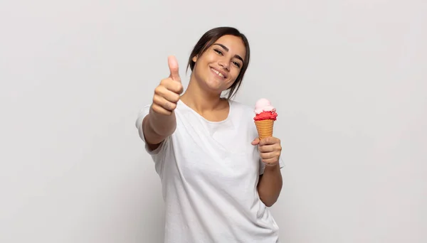 Jonge Spaanse Vrouw Voelt Zich Trots Zorgeloos Zelfverzekerd Gelukkig Positief — Stockfoto