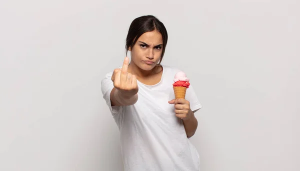 Genç Spanyol Kadın Kızgın Sinirli Asi Agresif Hissediyor Orta Parmağını — Stok fotoğraf