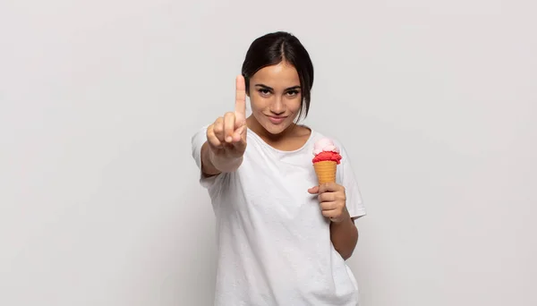 Junge Hispanische Frau Lächelt Und Sieht Freundlich Aus Zeigt Die — Stockfoto