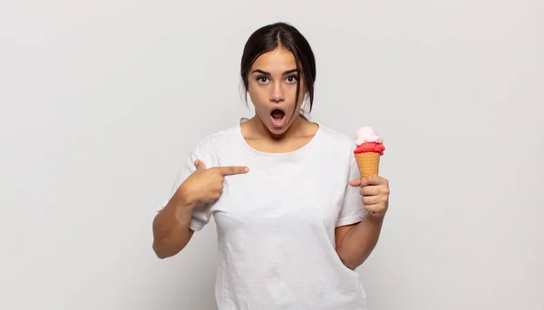 Giovane Donna Ispanica Guardando Scioccato Sorpreso Con Bocca Spalancata Indicando — Foto Stock