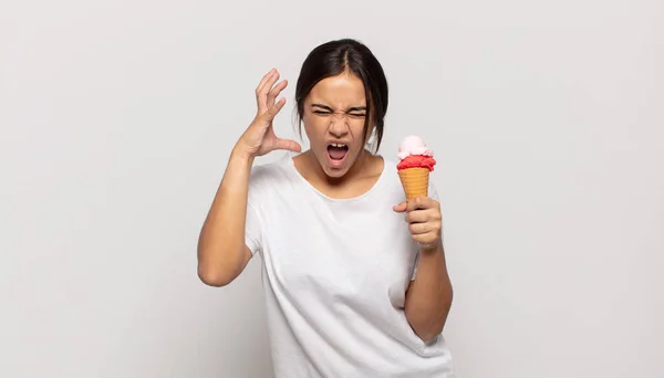 Ung Latinamerikansk Kvinna Skriker Med Händerna Upp Luften Känner Sig — Stockfoto