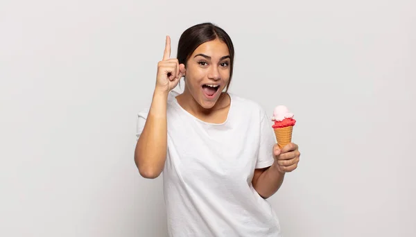 アイデアを実現した後に幸せと興奮の天才のように感じる若いヒスパニック系の女性 陽気に指を上げる Eureka — ストック写真