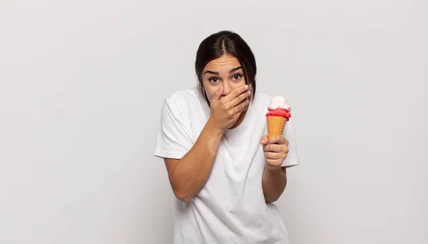 Ung Latinamerikansk Kvinna Täcka Munnen Med Händer Med Chockad Förvånad — Stockfoto