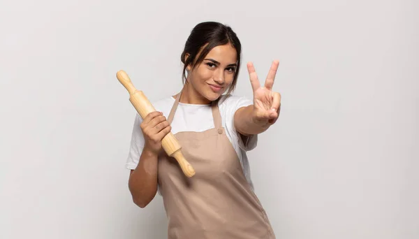 Joven Mujer Hispana Sonriendo Luciendo Feliz Despreocupada Positiva Haciendo Gestos —  Fotos de Stock