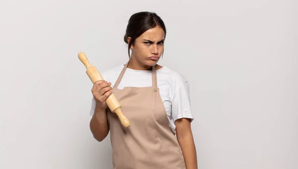 Jonge Spaanse Vrouw Zich Verdrietig Boos Boos Voelen Kijken Naar — Stockfoto