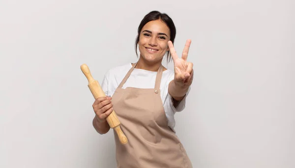 Молодая Латиноамериканка Улыбается Выглядит Дружелюбно Показывая Номер Два Второй Рукой — стоковое фото