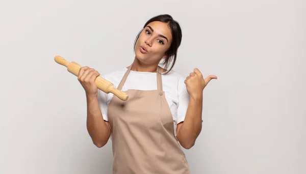 Giovane Donna Ispanica Guardando Stupito Nella Incredulità Indicando Oggetto Sul — Foto Stock