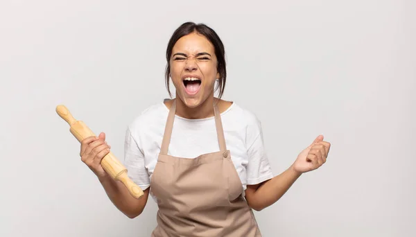 Junge Hispanische Frau Schreit Aggressiv Sieht Sehr Wütend Frustriert Empört — Stockfoto