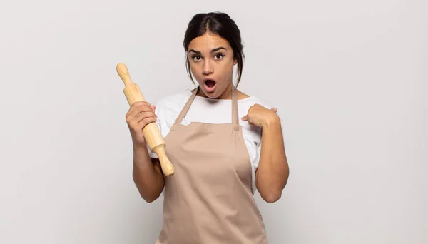 Jong Hispanic Vrouw Kijken Geschokt Verrast Met Mond Wijd Open — Stockfoto