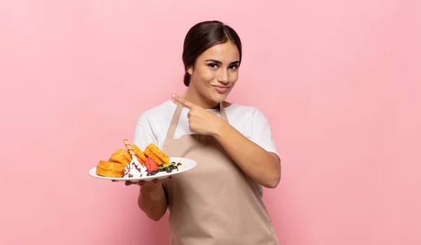 Ung Latinamerikansk Kvinna Ler Glatt Känner Sig Lycklig Och Pekar — Stockfoto