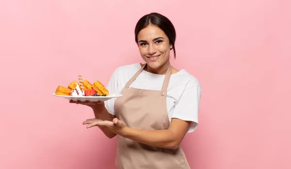 Giovane Donna Ispanica Sorridente Allegramente Felice Mostrando Concetto Spazio Copia — Foto Stock