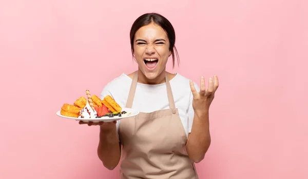 Ung Latinamerikansk Kvinna Ser Desperat Och Frustrerad Stressad Olycklig Och — Stockfoto