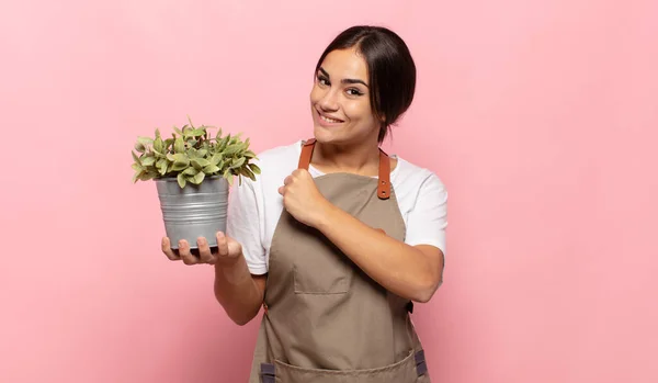 Ung Latinamerikansk Kvinna Känner Sig Glad Positiv Och Framgångsrik Motiverad — Stockfoto