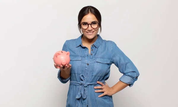 Joven Mujer Hispana Sonriendo Felizmente Con Una Mano Cadera Actitud — Foto de Stock