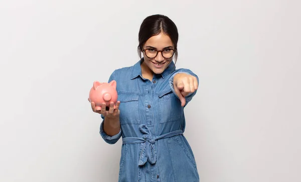 Jonge Spaanse Vrouw Wijzen Naar Camera Met Een Tevreden Zelfverzekerde — Stockfoto