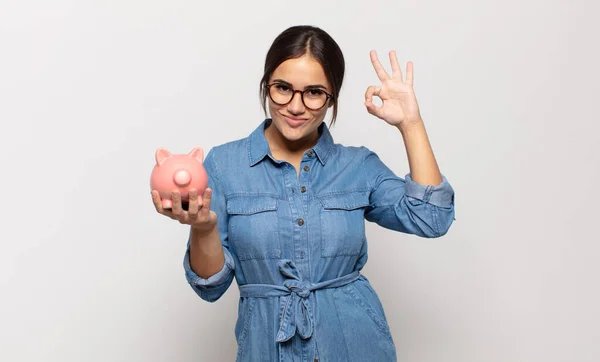 Joven Mujer Hispana Sintiéndose Feliz Relajada Satisfecha Mostrando Aprobación Con — Foto de Stock